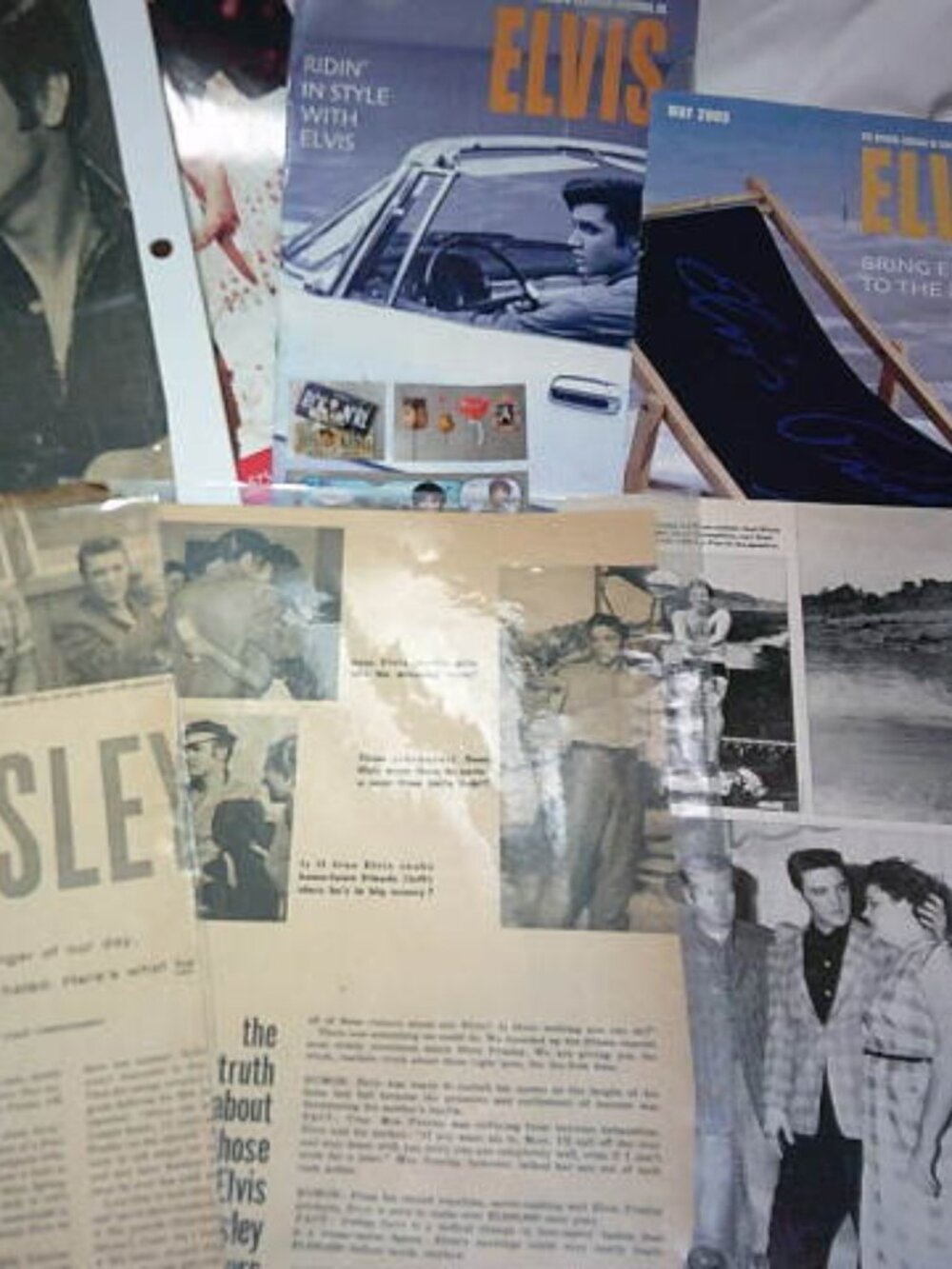 VTG LOT ELVIS PRESLEY PRINTED NESWPAPERS & PICTURES w/ MOM & 3 CATALOGS 2005 🔥